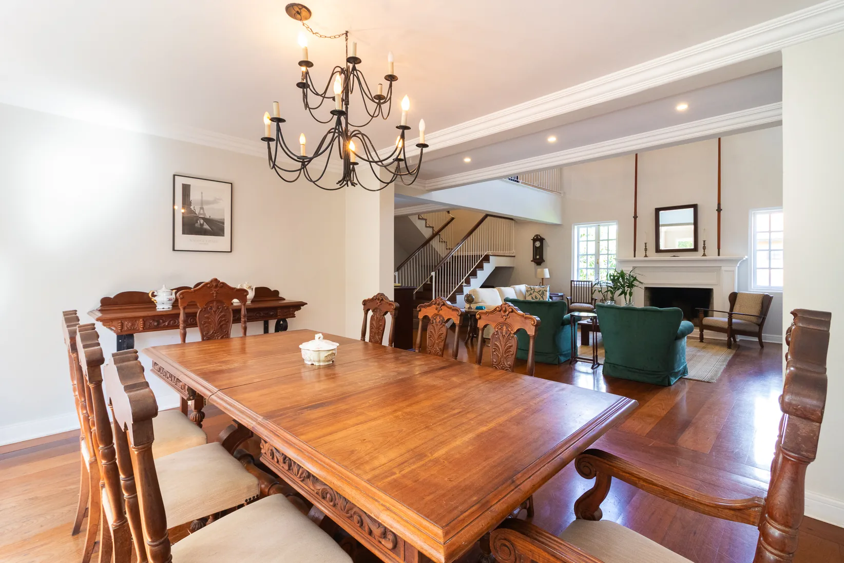 Sala de jantar integrada à sala de estar com lareira