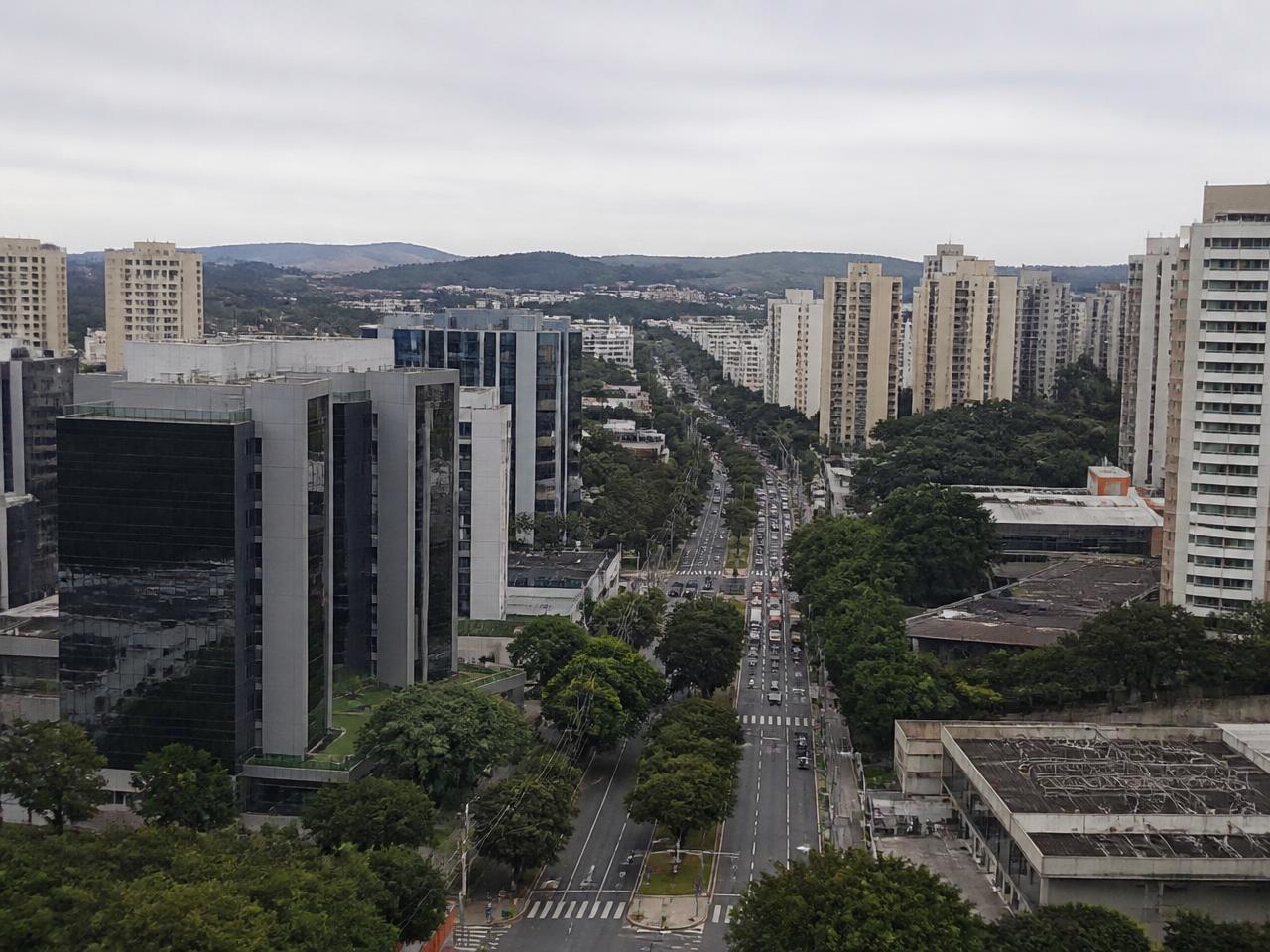 Entorno urbano consolidado de Barueri, com avenidas, galpões e edifícios residenciais