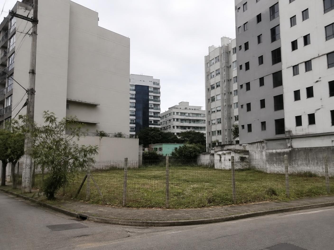 Terreno urbano vazio com potencial de desenvolvimento entre edifícios
