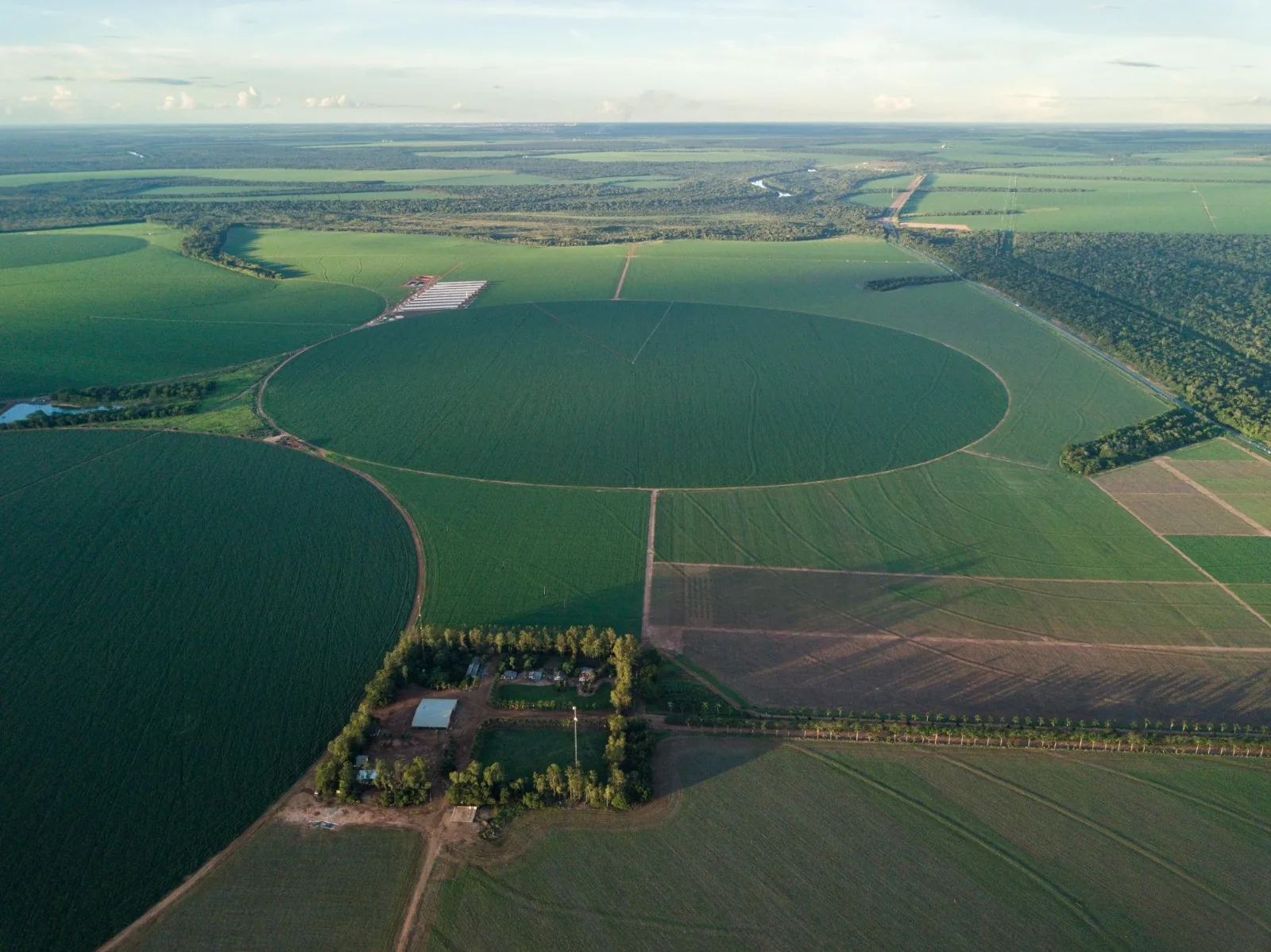 Vista aérea de propriedade rural com lavouras e estrutura agrícola