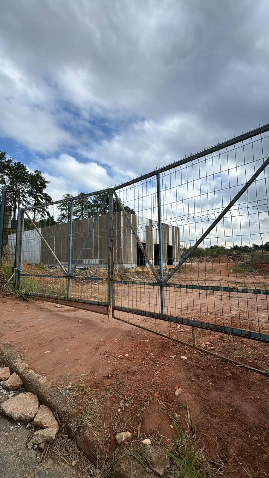 Acesso ao imóvel industrial com galpão em Franco da Rocha