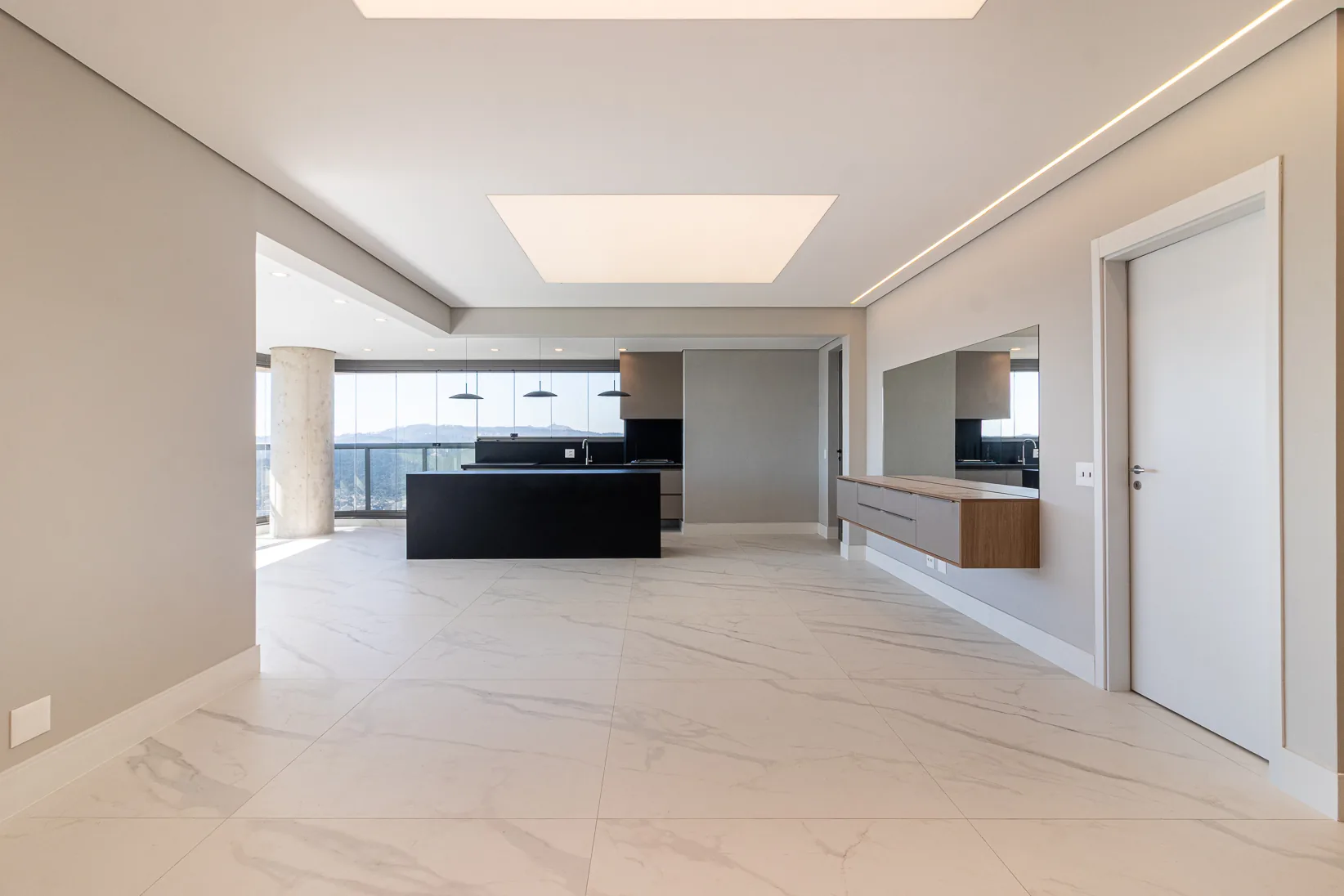 Living integrado com hall, espelho e iluminação projetada
