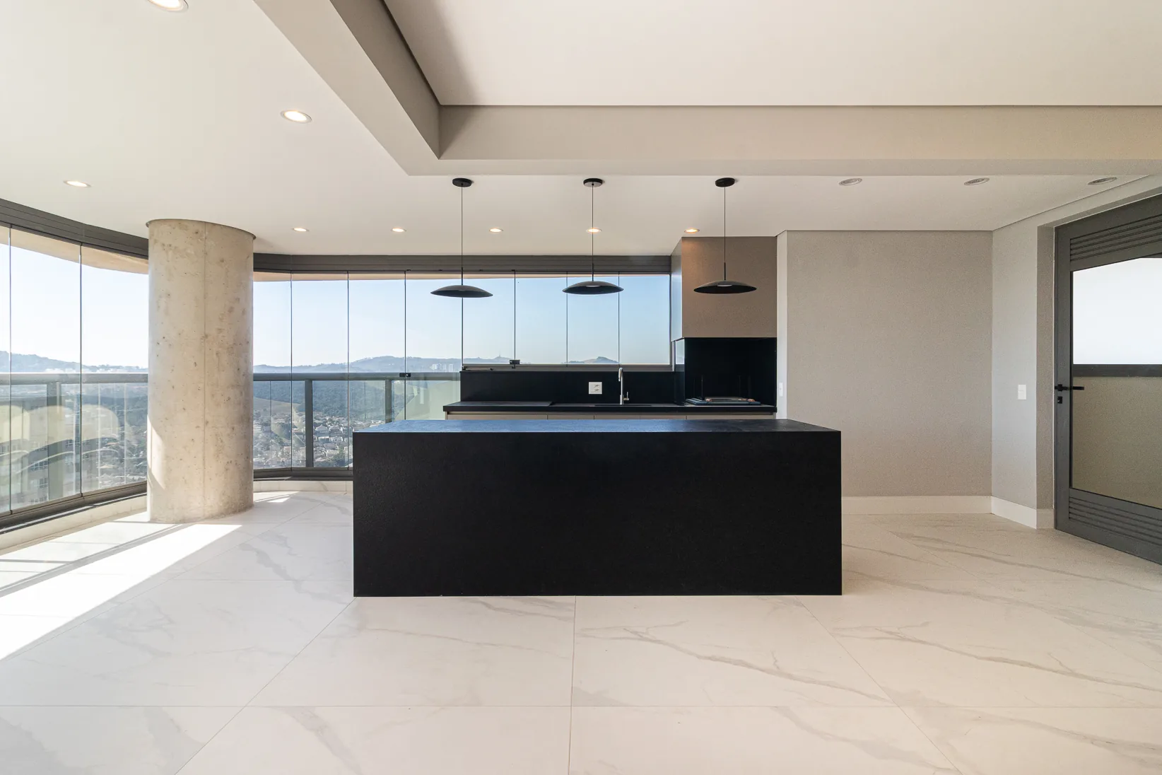 Cozinha com ilha central e vista para a cidade