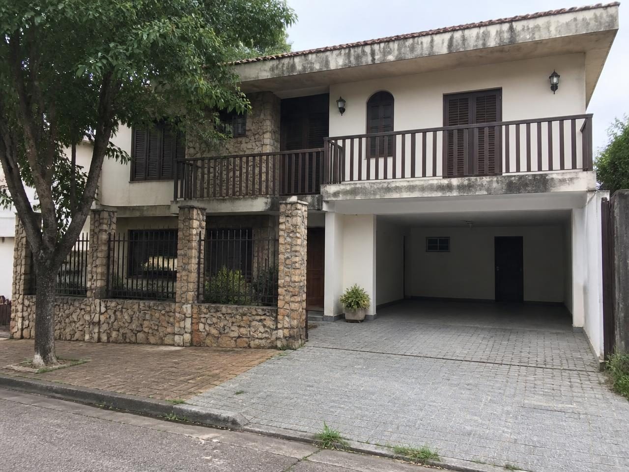 Apartamento vazio em São Paulo com acabamentos originais e boa iluminação natural