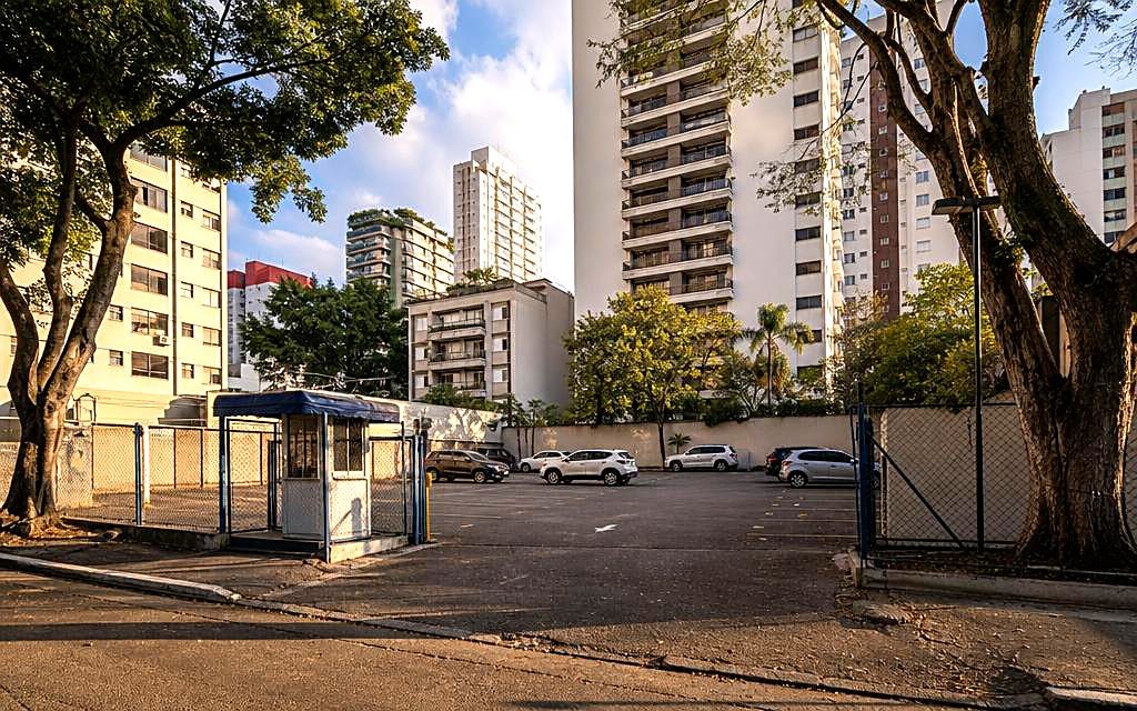 Terreno com casa existente entre edifícios residenciais em Moema