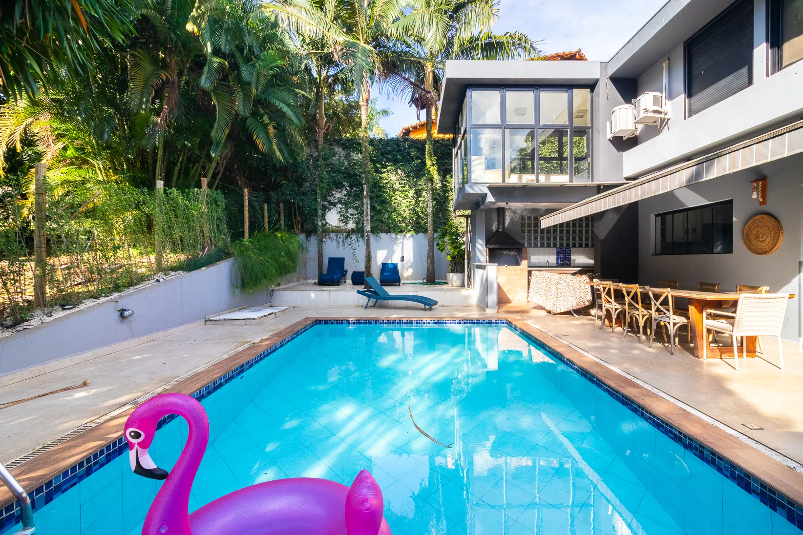 Piscina, deck e área gourmet da casa em seu estado atual