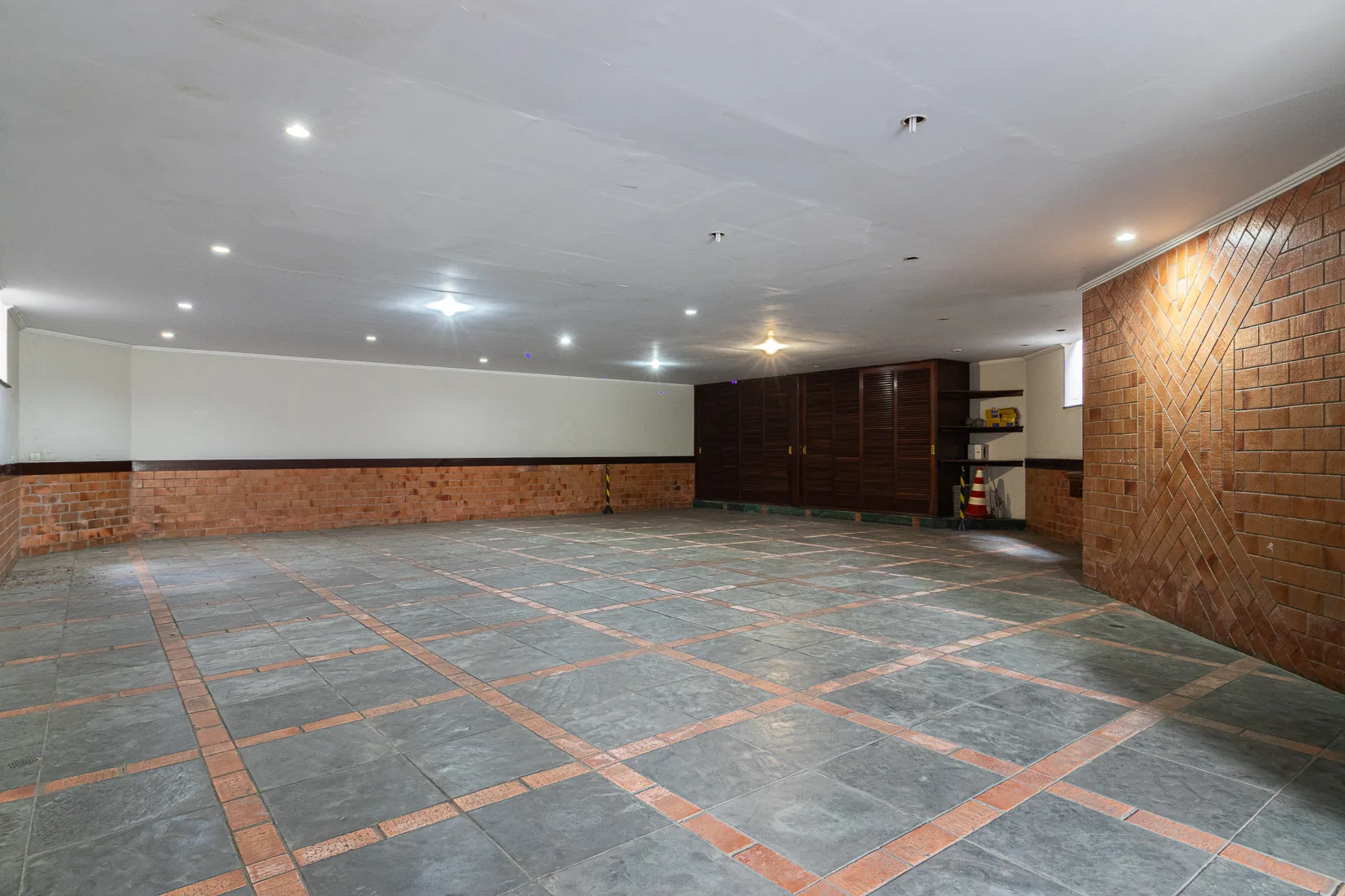Garagem subterrânea atual com piso e revestimento originais