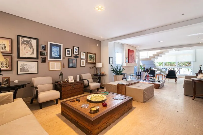 Sala de estar com galeria de quadros e poltronas de design