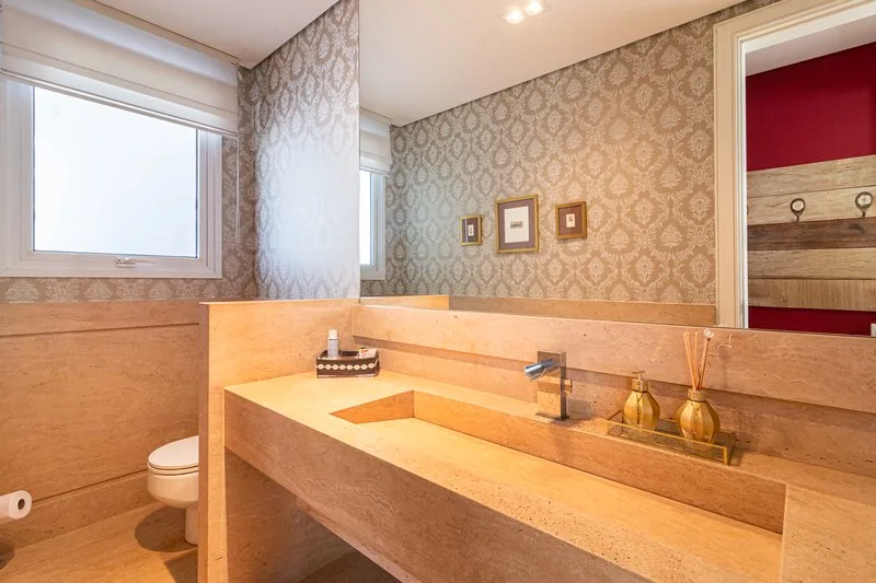 Lavabo com bancada de pedra e papel de parede estampado